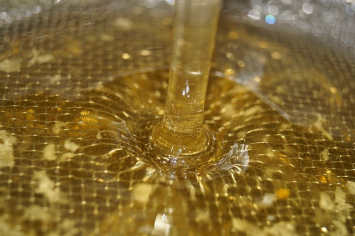 Die Honigernte und -verarbeitung erfolgt schonend.